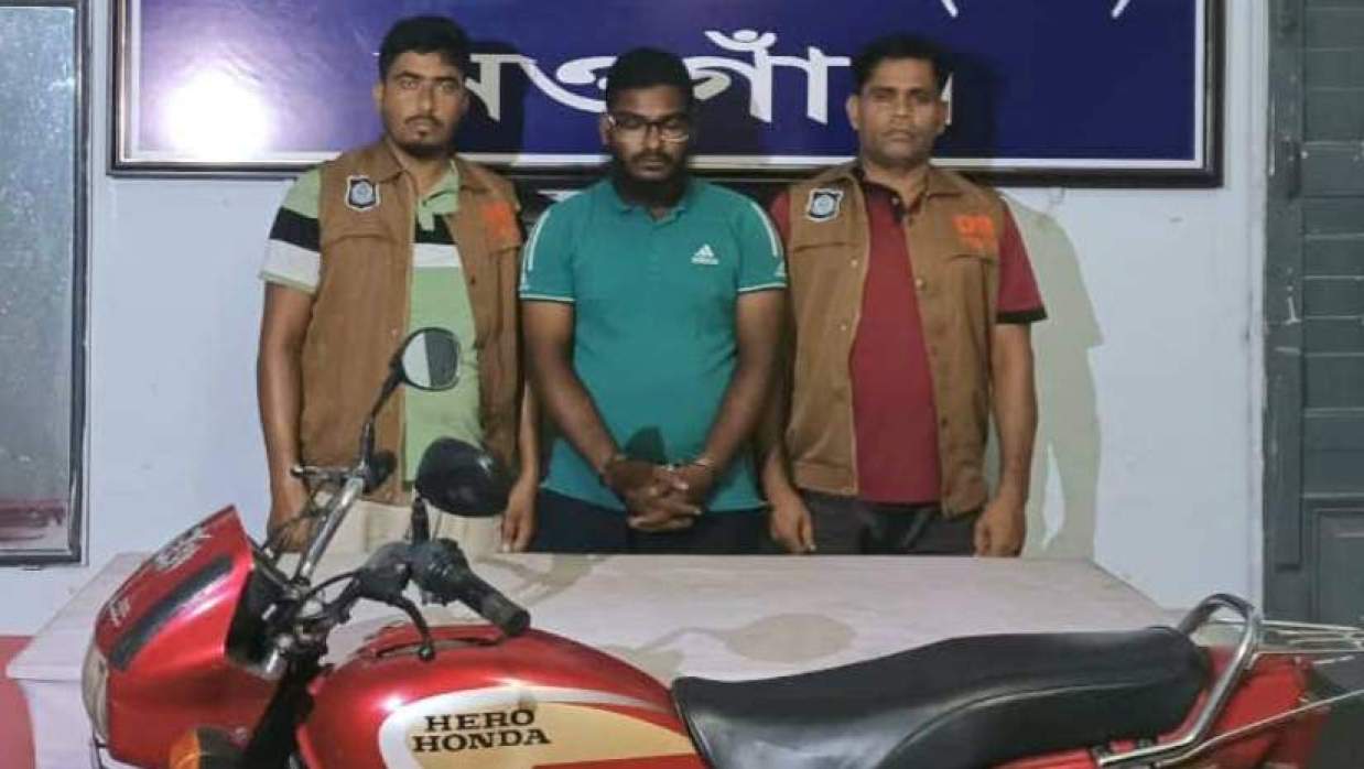 গ্রেপ্তার কাজী আব্দুল্লাহ ওরফে ফুয়াদ (মাঝে)