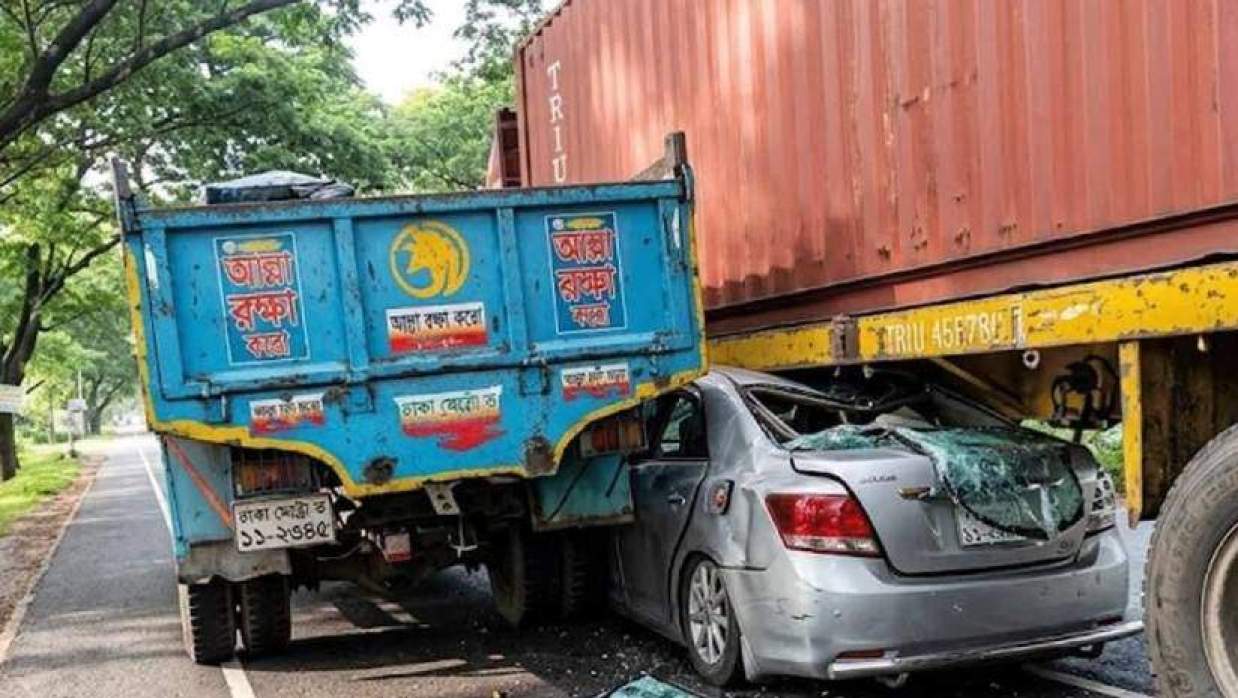 ট্রাকের নিচে ঢুকে পড়া প্রাইভেটকারটি দুমড়েমুচড়ে যায়