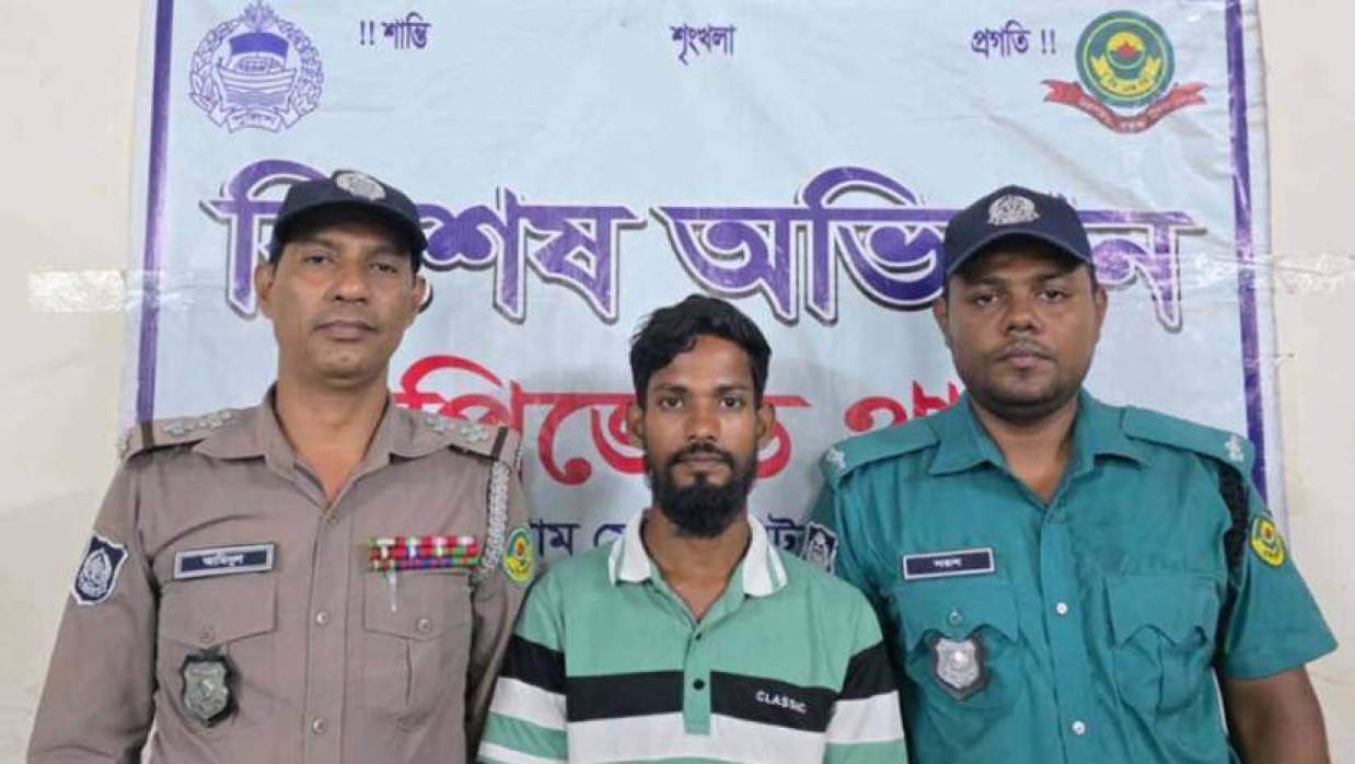 গ্রেপ্তার ক্রেনচালক শামীম বিশ্বাস (মাঝে)