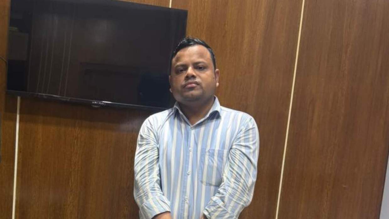 প্রধানমন্ত্রীর পরিবারের সদস্য ও দুই কর্মকর্তার নামে ভুয়া আইডি, প্রতারক গ্রেপ্তার