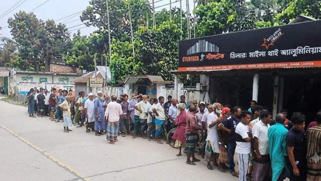  গাইবান্ধায় সার সংকট আতঙ্কে কৃষকের লম্বা লাইন 