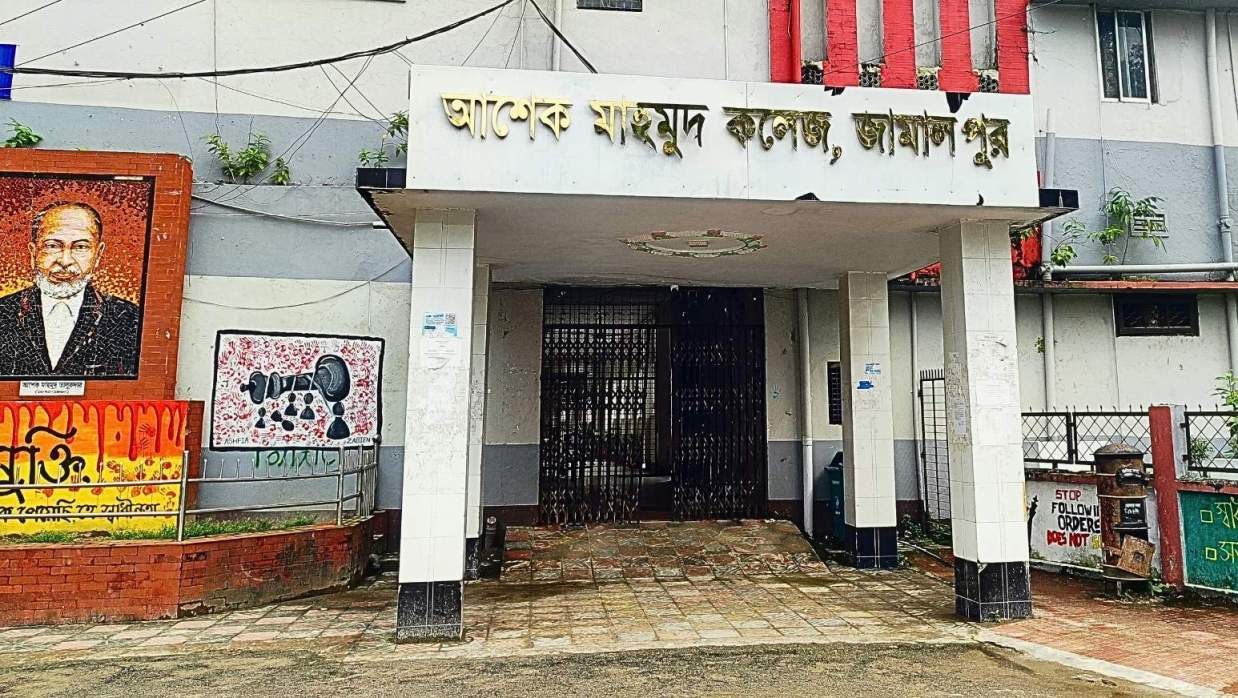 শিক্ষার্থীদের উপহারের ফ্রিজ বাসায় নিয়ে গেলেন বিভাগীয় প্রধান