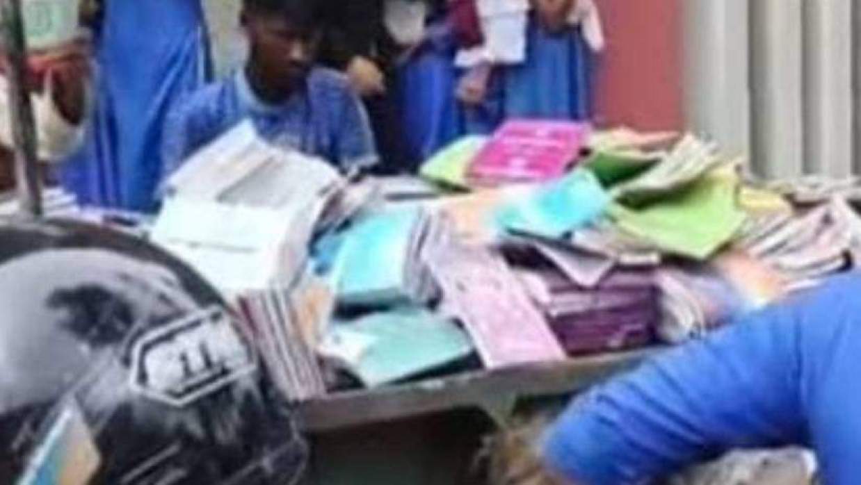মাদ্রাসার সরকারি বই ট্রলিতে নিয়ে যাওয়া হয়