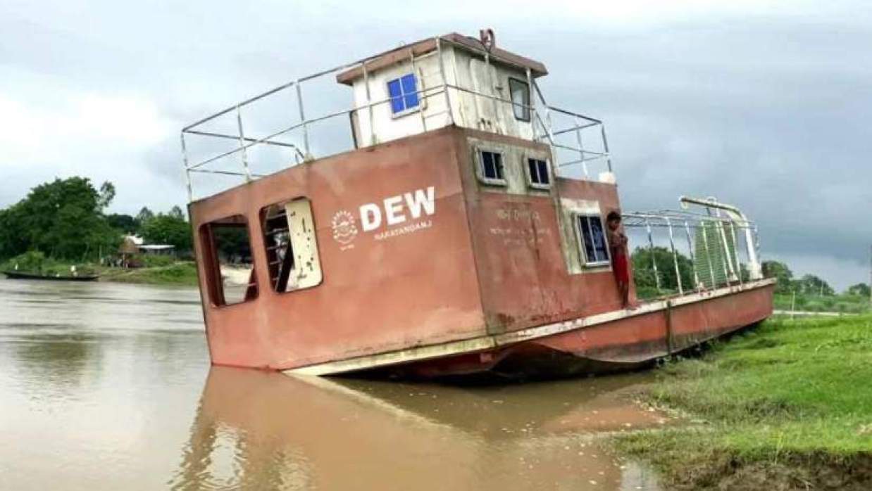 দীর্ঘদিন খোলা আকাশের নিচে থাকায় রেসকিউ বোটে মরিচা ধরেছে