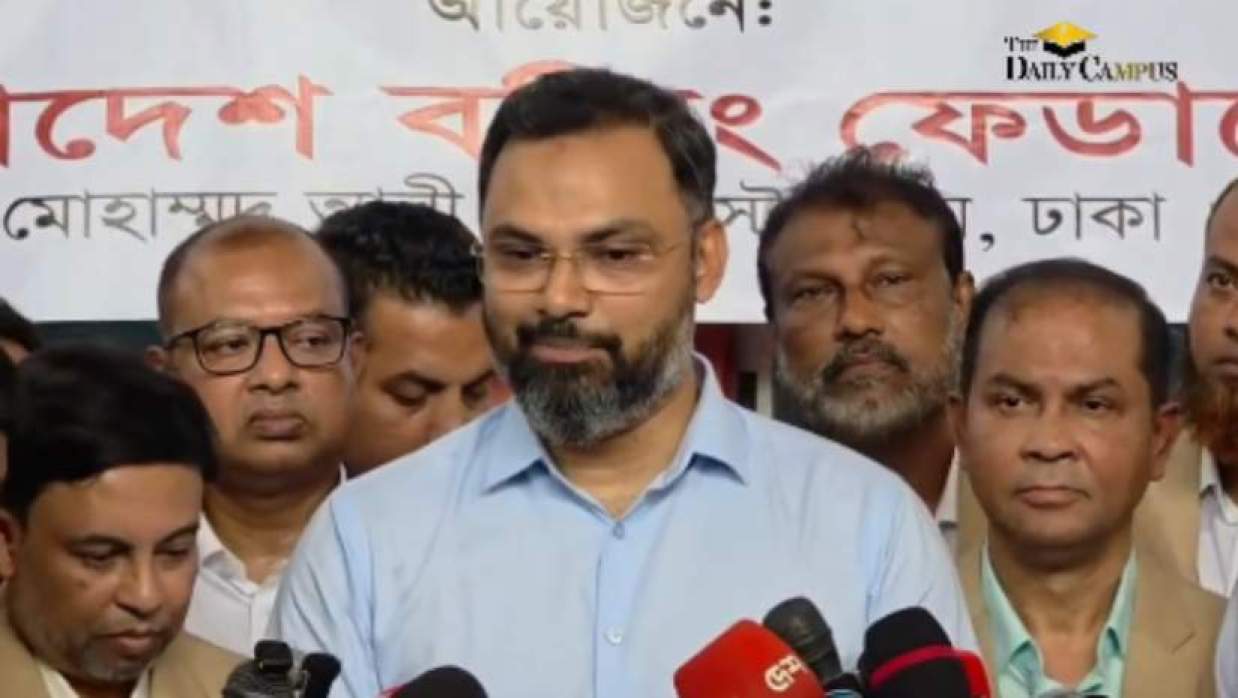 গণমাধ্যমের সঙ্গে কথা বলছেন আমিনুল হক