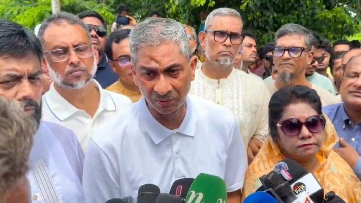 ফেনীর পরশুরামে ঘাটঘর এলাকায় মুহুরী নদীর বন্যা নিয়ন্ত্রণ বাঁধ পরিদর্শন শেষে সাংবাদিকদের সঙ্গে কথা বলছেন পানিসম্পদমন্ত্রী