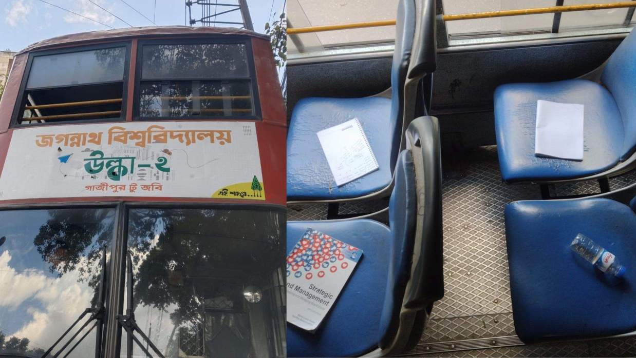 জগন্নাথ বিশ্ববিদ্যালয়ের বাস, খাতা-কলম, বোতল রেখে বাসের সিট রিজার্ভ করা হয়েছে।