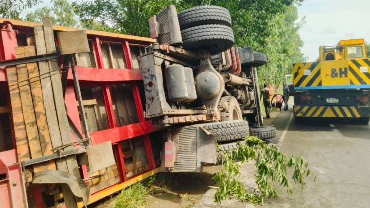 নিয়ন্ত্রণ হারিয়ে মহাসড়কের পাশে উল্টে গেছে মালবাহী লরি