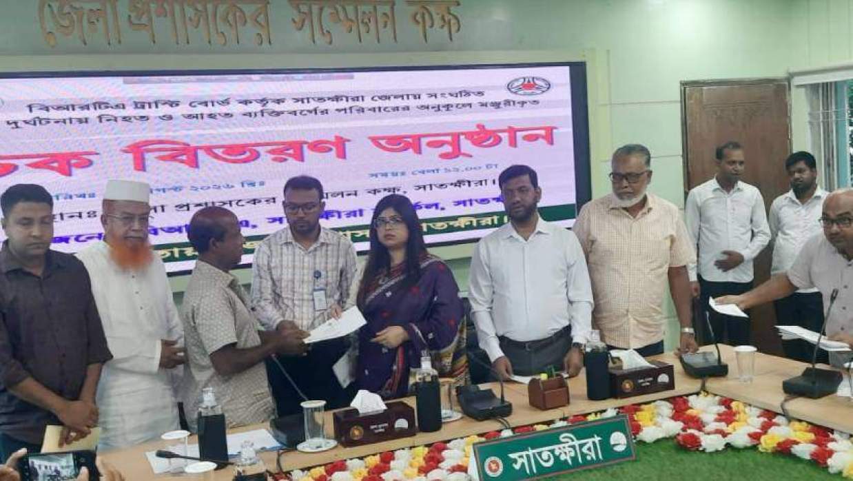সাতক্ষীরা জেলা প্রশাসকের সম্মেলন কক্ষে সহায়তার চেক তুলে দেন জেলা প্রশাসক