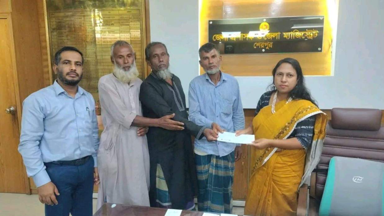 আর্থিক সহায়তা ও খাদ্যসামগ্রী তুলে দিচ্ছেন শেরপুর জেলা প্রশাসক।