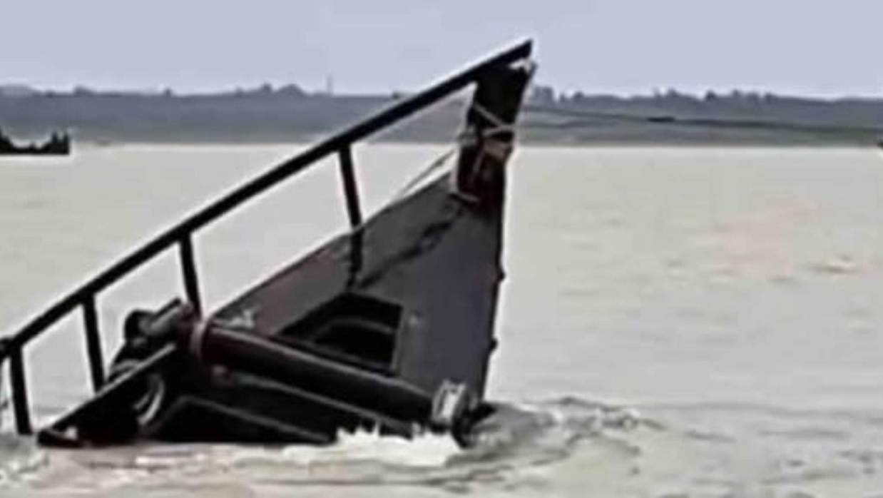 বড় ঢেউয়ের ধাক্কায় নিউজিল্যান্ডের একটি পরিবারের সদস্যদের বহনকারী ফিশিং ট্রলার