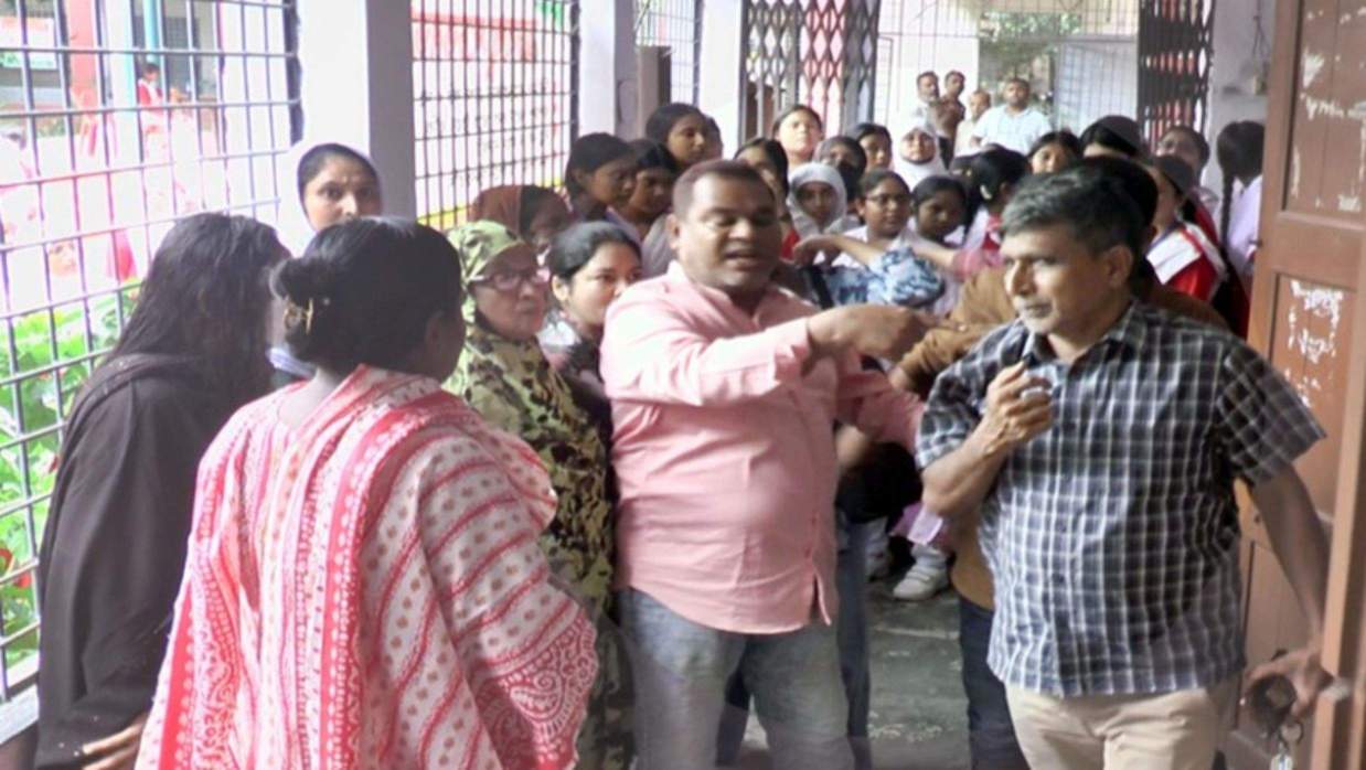 ছাত্রীকে শারীরিক নির্যাতন এবং শিক্ষার্থীদের সঙ্গে অশোভন আচরণের অভিযোগ উঠেছে খণ্ডকালীন শিক্ষক শিমুল মণ্ডলের বিরুদ্ধে।