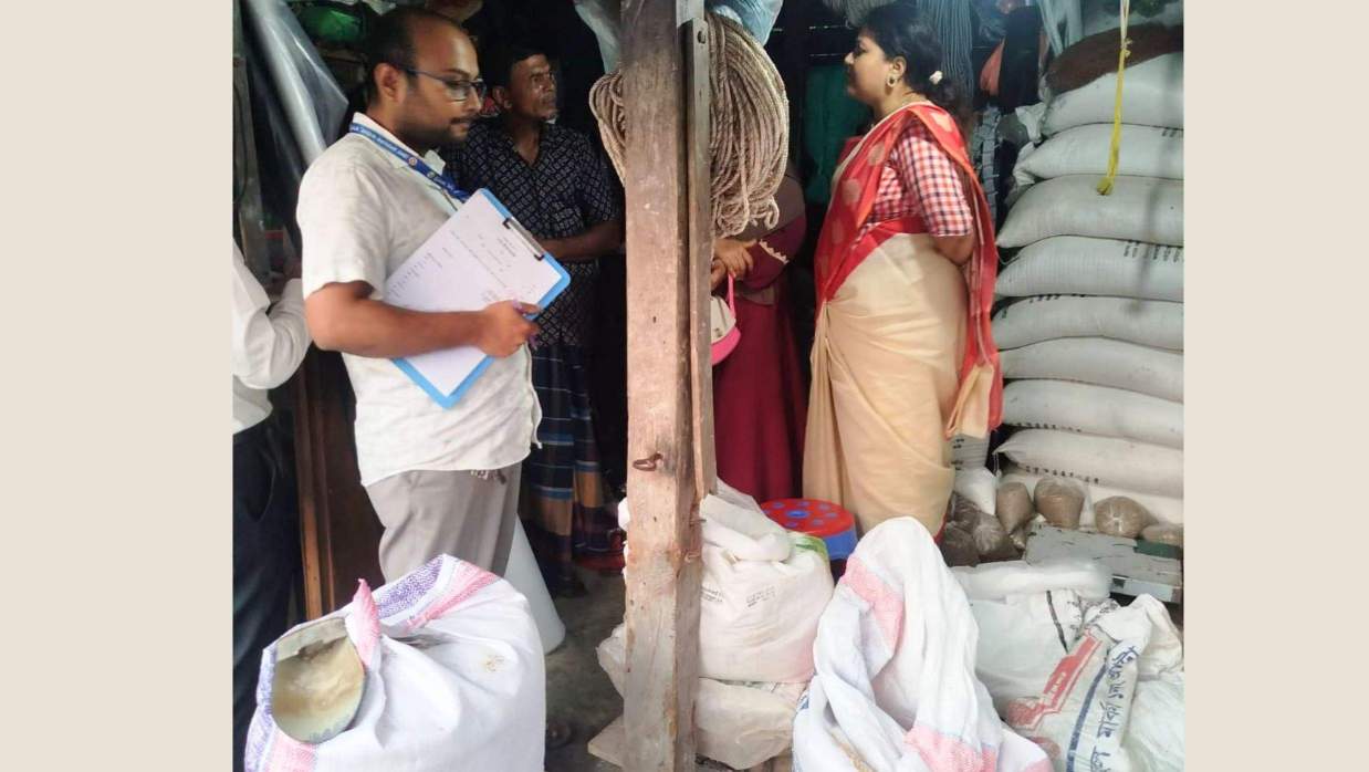 বেশি দামে সার বিক্রির দায়ে এক ব্যবসায়ীকে ৫ হাজার টাকা জরিমানা করেছেন ভ্রাম্যমাণ আদালত