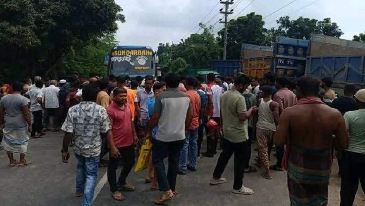 ঝিনাইদহের শৈলকুপা উপজেলায় সড়ক দুর্ঘটনার পর মানুষের ভিড়
