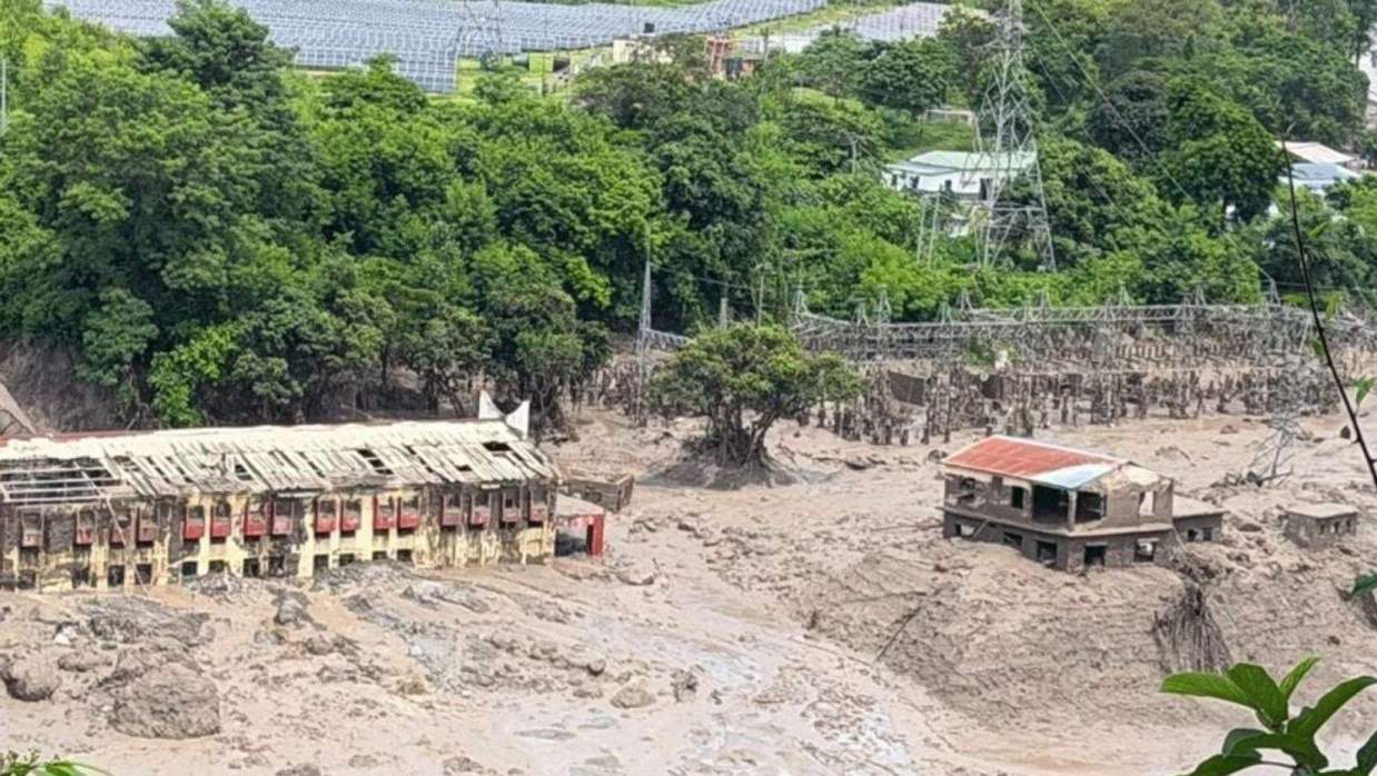 আকস্মিক বন্যা ও ভূমিধ্বসের কবলে নেপাল