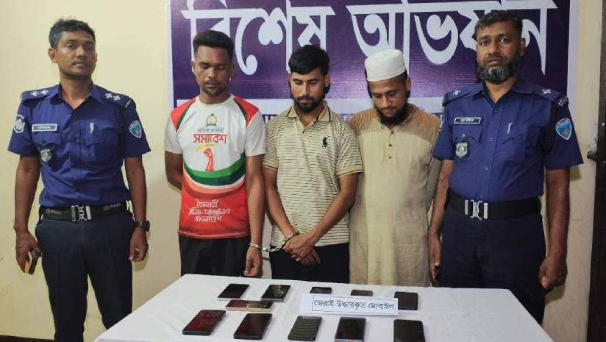 চোরাই মোবাইল ফোনসহ আটক তিনজন (মাঝে)
