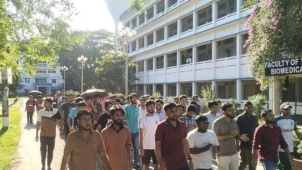 লোডশেডিংয়ে অতিষ্ঠ হয়ে উপাচার্য ভবন অভিমুখে সিলেট কৃষি বিশ্ববিদ্যালয় শিক্ষার্থীরা