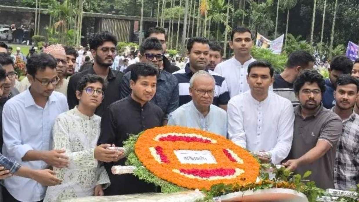 ঢাবি শাখা ছাত্রদলের শ্রদ্ধা নিবেদন 