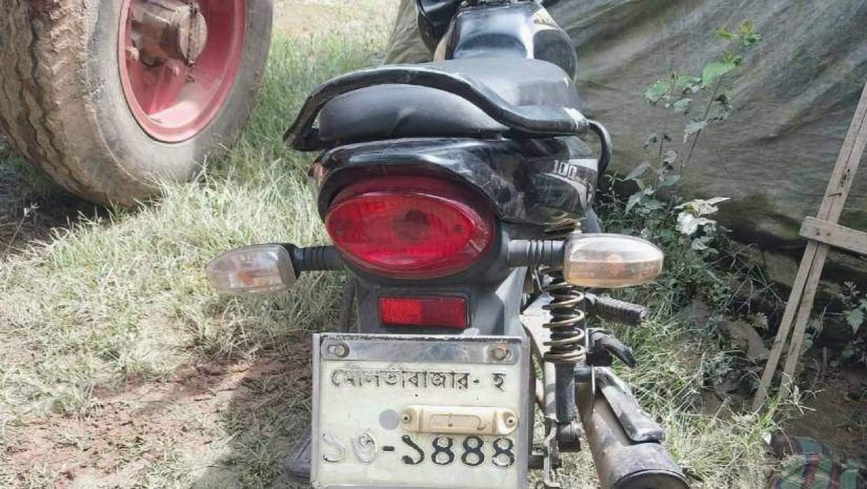 দুর্ঘটনাকবলিত মোটরসাইকেল