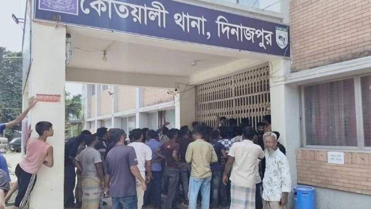 শ্রমিকনেতাকে আটকের প্রতিবাদে দিনাজপুর কোতোয়ালি থানার ফটকে শ্রমিকদের বিক্ষোভ
