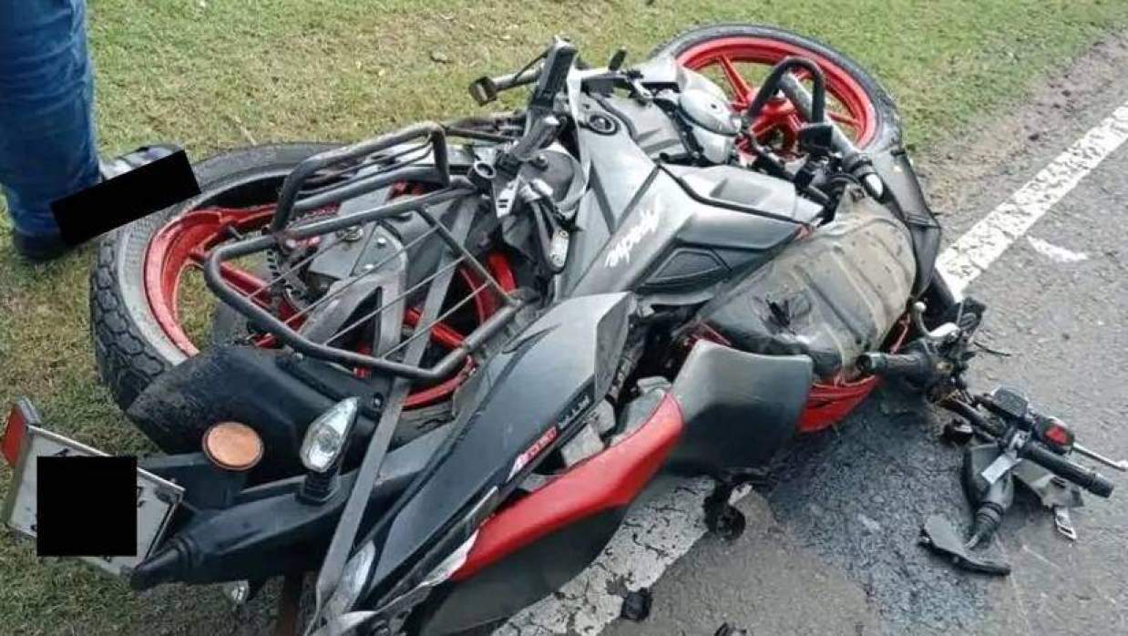 দুর্ঘটনাকবলিত মোটরসাইকেল
