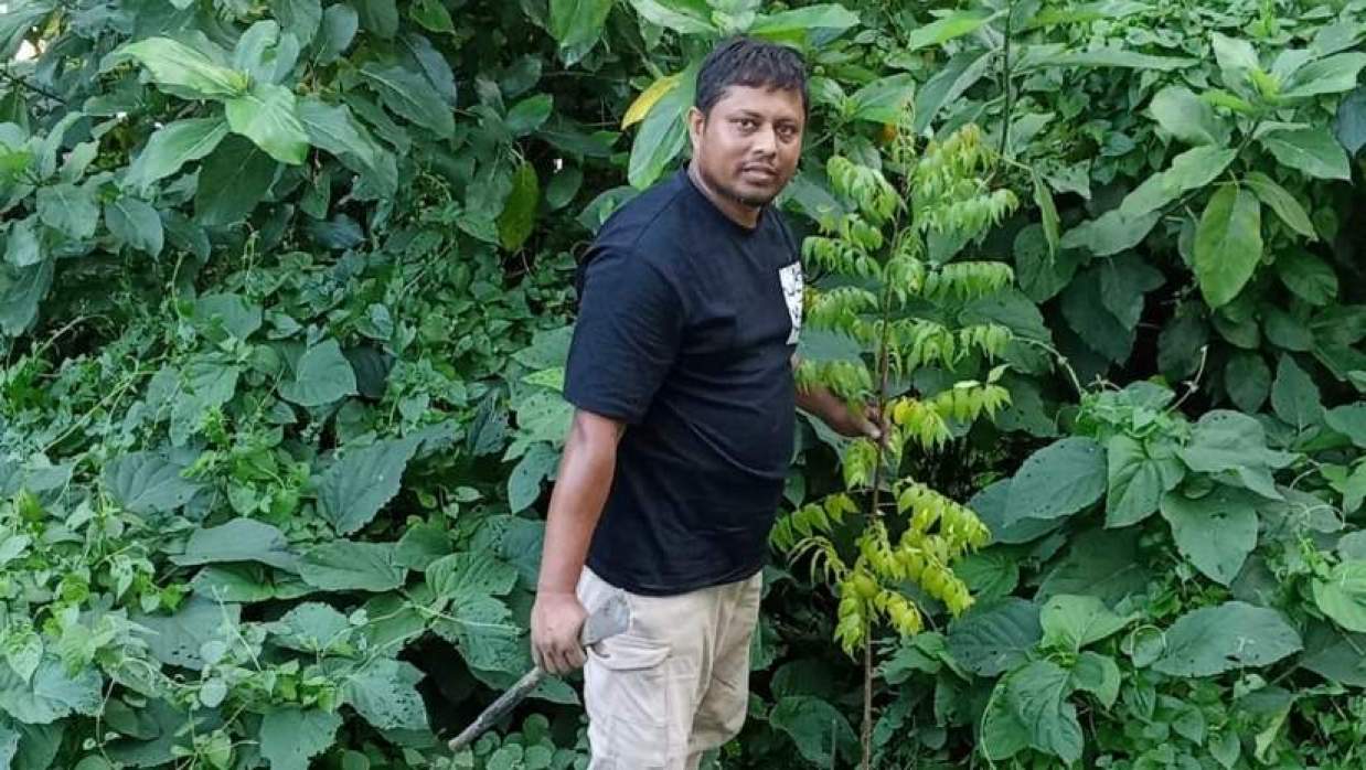 রোপণকৃত গাছের সঙ্গে জোবায়ের আহম্মেদ খান অপু