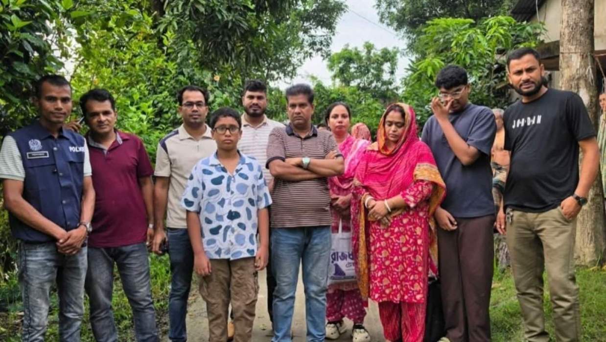 অভিযান চালিয়ে আটক করা হয় পিন্টু দাস ও তার পরিবারের চার সদস্যকে