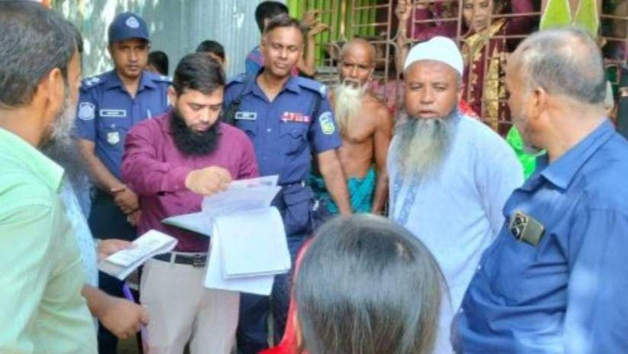 বিয়েবাড়িতে উপজেলা সহকারী কমিশনার (ভূমি) ও নির্বাহী ম্যাজিস্ট্রেট মো. মিজানুর রহমানসহ অন্যরা