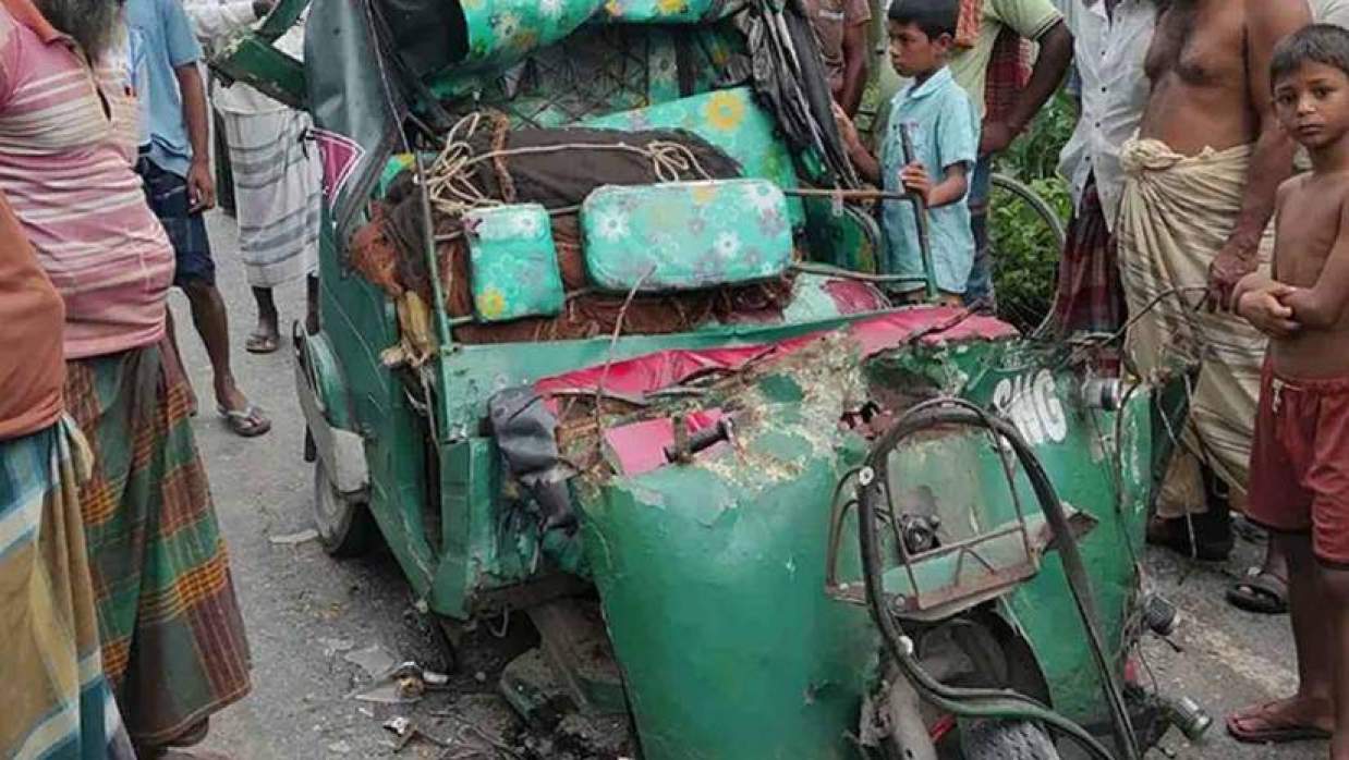 ট্রাকের ধাক্কায় দুমড়ে-মুচড়ে যাওয়া সিএনজি
