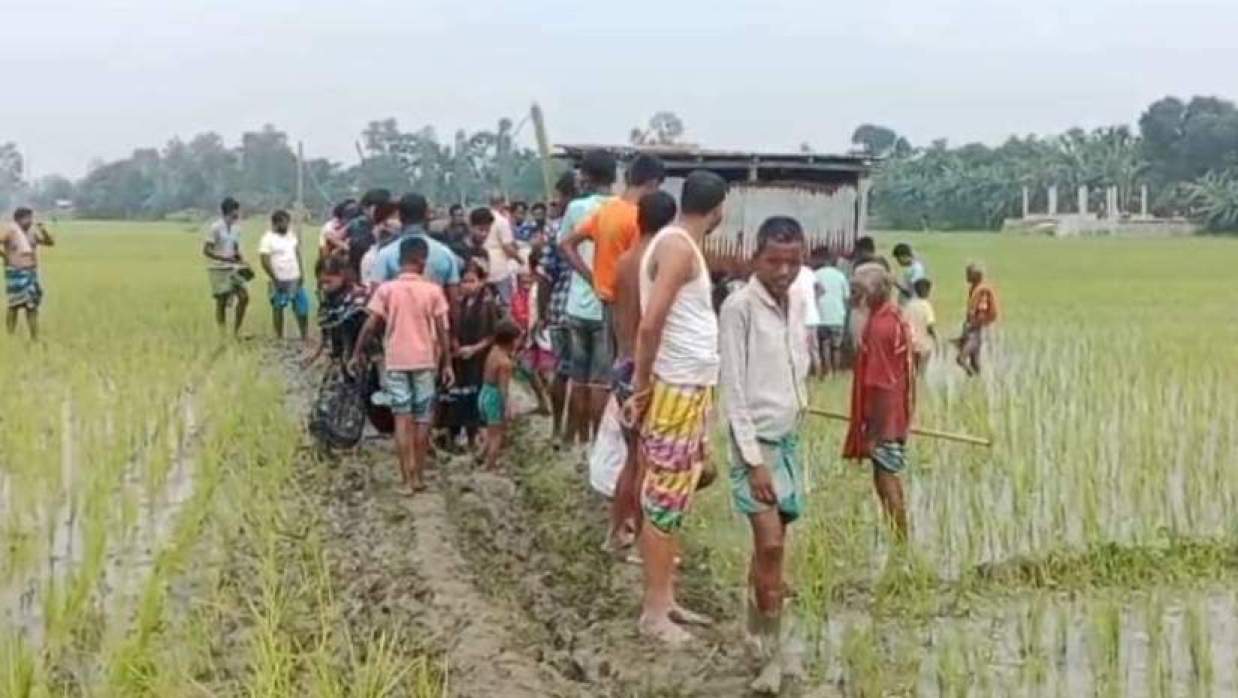 ঘটনাস্থলে স্থানীয় লোকজনের ভিড়