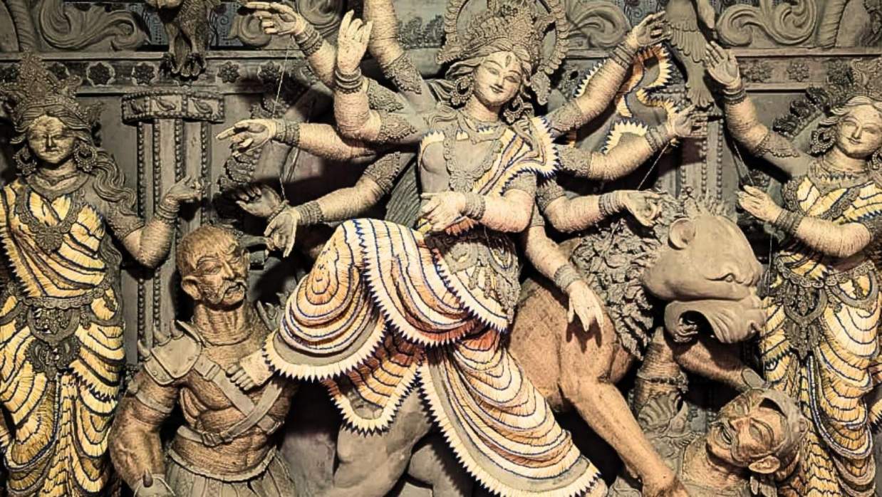 ম্যাচের কাঠি আর রেশমি সুতার সুনিপুণ বুননে রূপ নিচ্ছেন দেবী দুর্গা