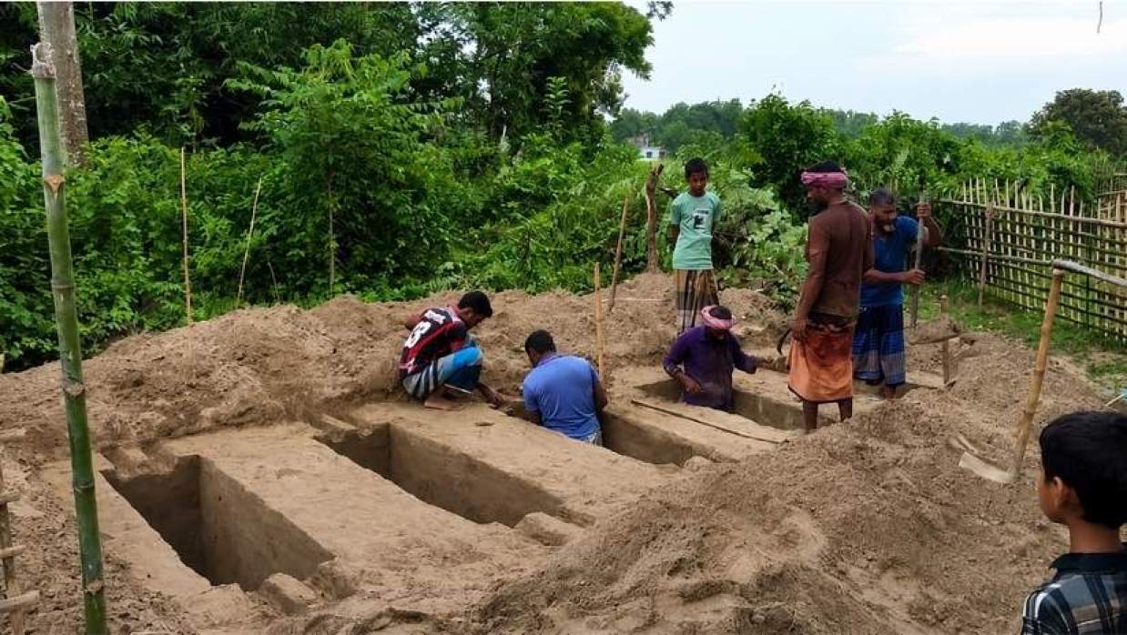 পাশাপাশি ৫ কবরে দাফন করা হয়েছে শিশুদের