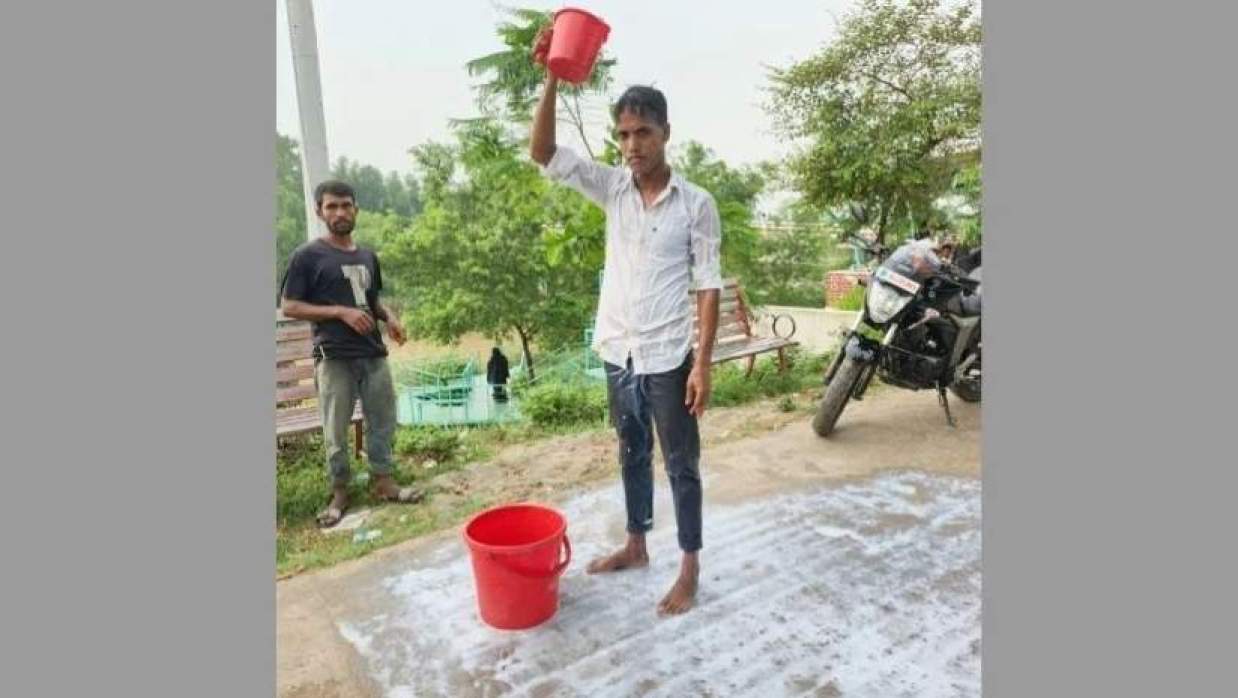 দুধ দিয়ে গোসল করলেন যুবক 