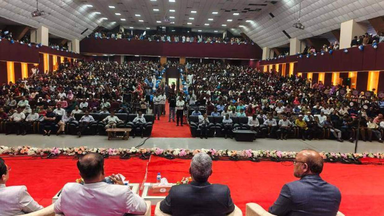 বিশ্ববিদ্যালয়ের কাজী নজরুল ইসলাম মিলনায়তনে ফুল ও শিক্ষাসামগ্রী দিয়ে নবীনদের বরণ করে নেওয়া হয়