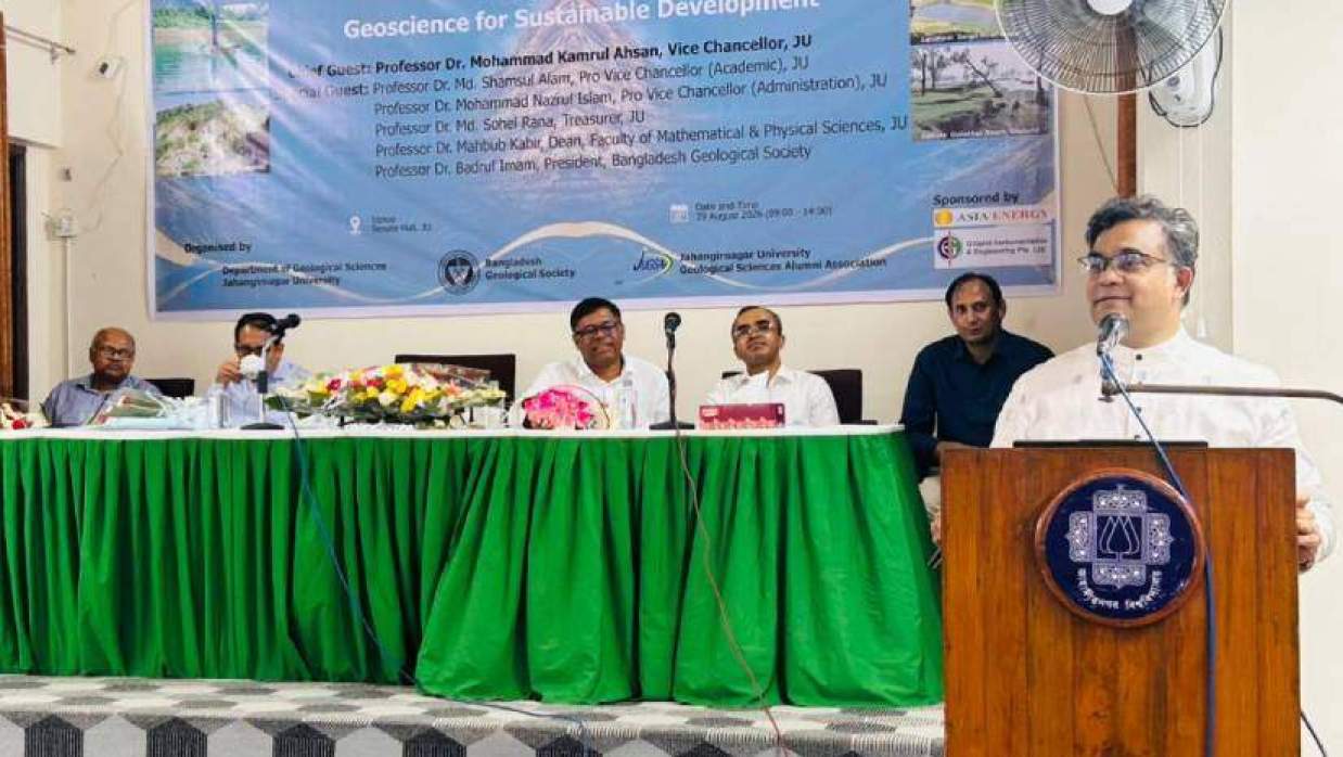 সেমিনারে বক্তব্য দিচ্ছেন জাবি উপাচার্য অধ্যাপক ড. মোহাম্মদ কামরুল আহসান