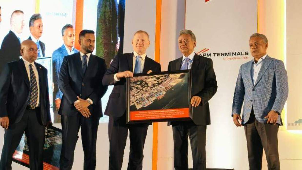লালদিয়া টার্মিনাল উন্নয়নকাজের উদ্বোধন অনুষ্ঠানে অর্থ ও পরিকল্পনামন্ত্রী আমির খসরু মাহমুদ চৌধুরী, নৌপরিবহনমন্ত্রী শেখ রবিউল আলমসহ অন্যরা