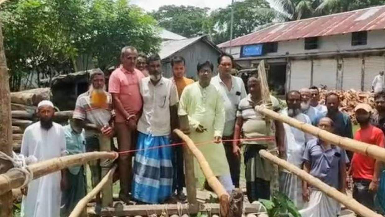 লাল ফিতা কেটে সাঁকো উদ্বোধন করছেন ডৌয়াতলা ইউনিয়ন বিএনপির আহ্বায়ক রাশেদ খান মামুন