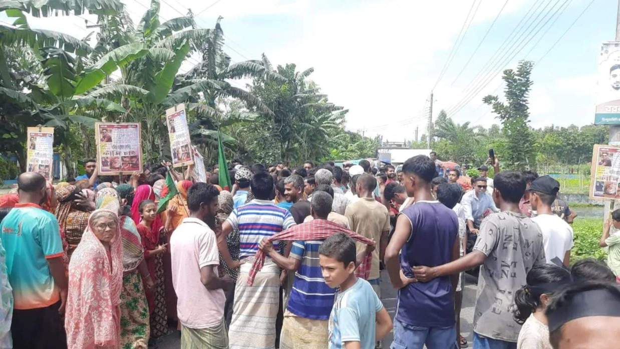 সড়ক অবরোধ করেছেন এলাকাবাসী।