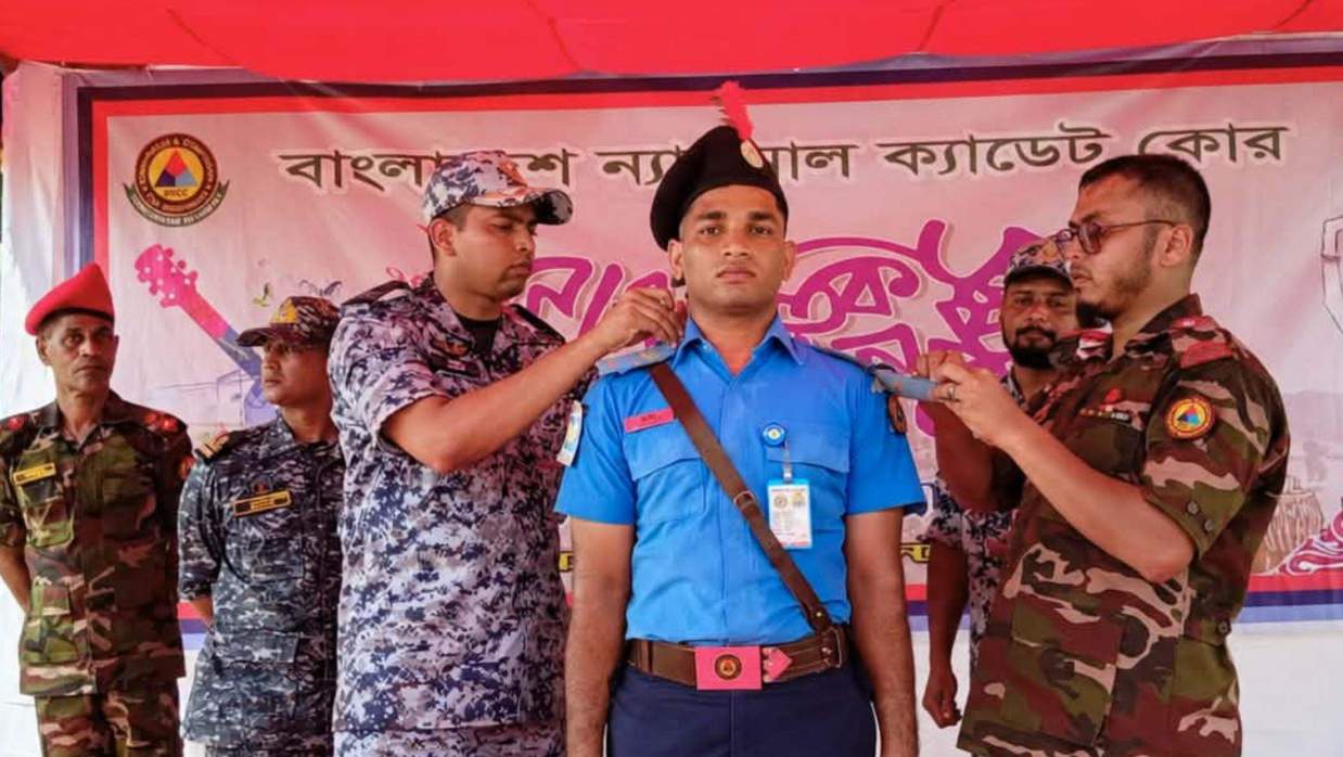 যশোর সিটি কলেজে বিএনসিসির ব্যাটালিয়ন কালেক্টিভ ক্যাম্পের র‍্যাংক প্রদান অনুষ্ঠানের মধ্য দিয়ে রাজু আহমেদকে সিইউও’র র‍্যাংক ব্যাজ পরিয়ে দিচ্ছেন লেফটেন্যান্ট কর্নেল মাসুদ রায়হান এবং রেজিমেন্ট এডজুডেন্ট ফ্লাইট লেফটেন্যান্ট আল নাফিউর রহমান।