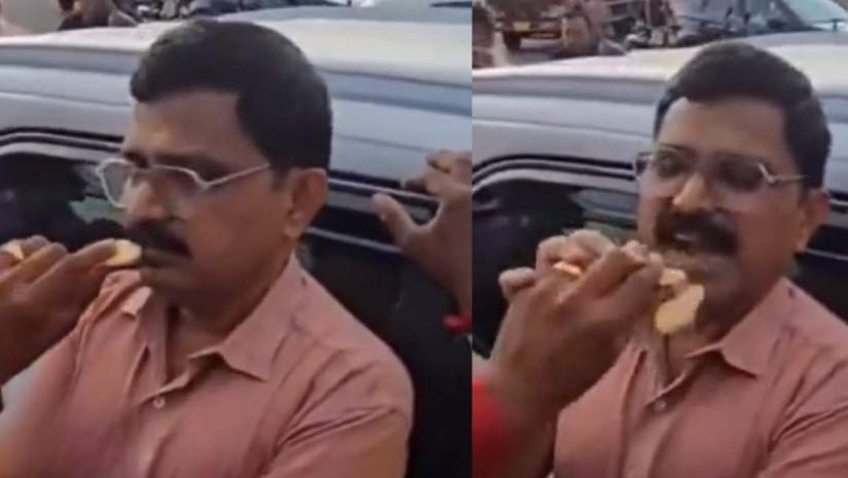  তোপের মুখে সরকারি কর্মকর্তা 