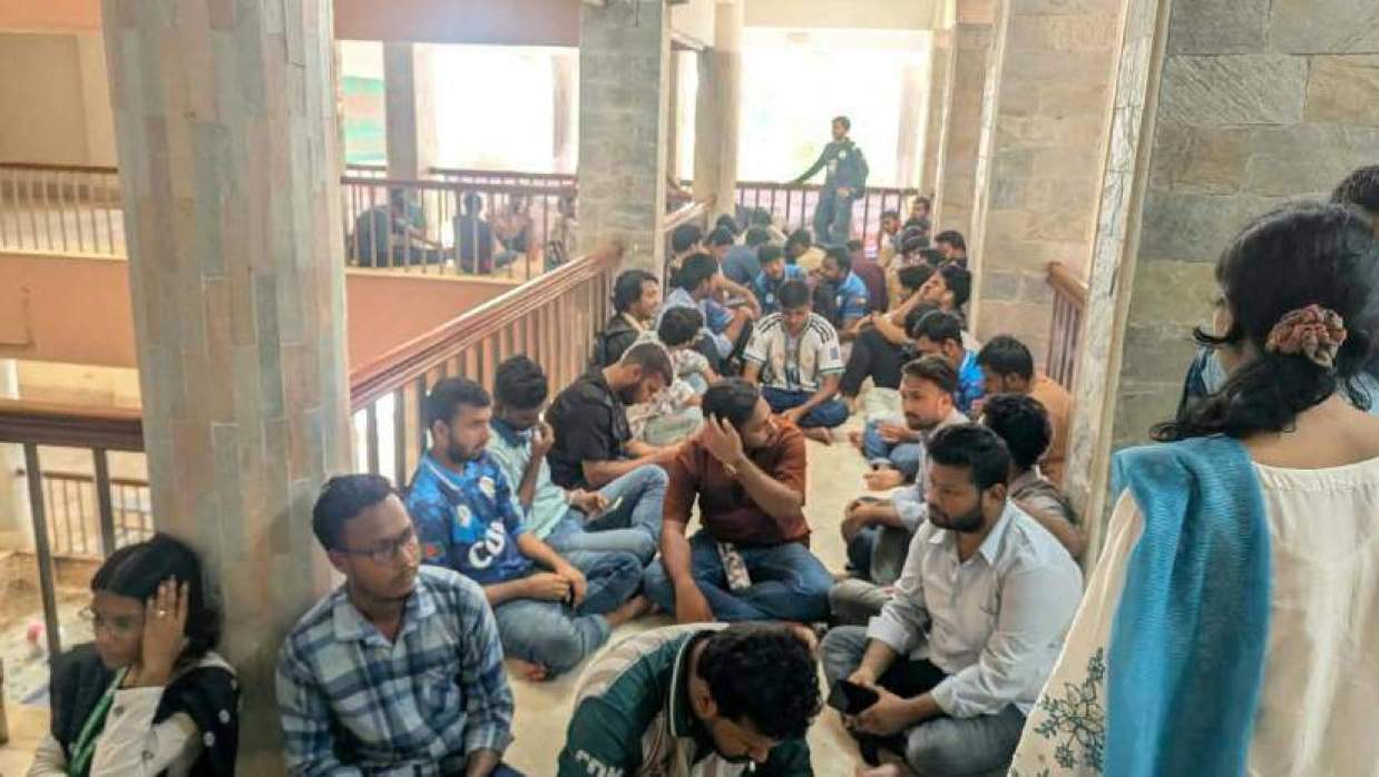 উপাচার্যের কার্যালয়ের সামনে অনশনে কোস্টাল স্টাডিজ অ্যান্ড ডিজাস্টার ম্যানেজমেন্ট বিভাগের শিক্ষার্থীরা