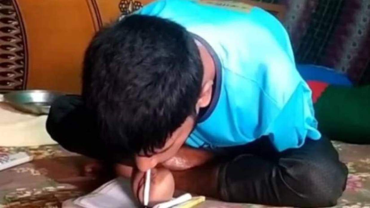 মুখ দিয়ে লিখছে রিয়াদ হোসে