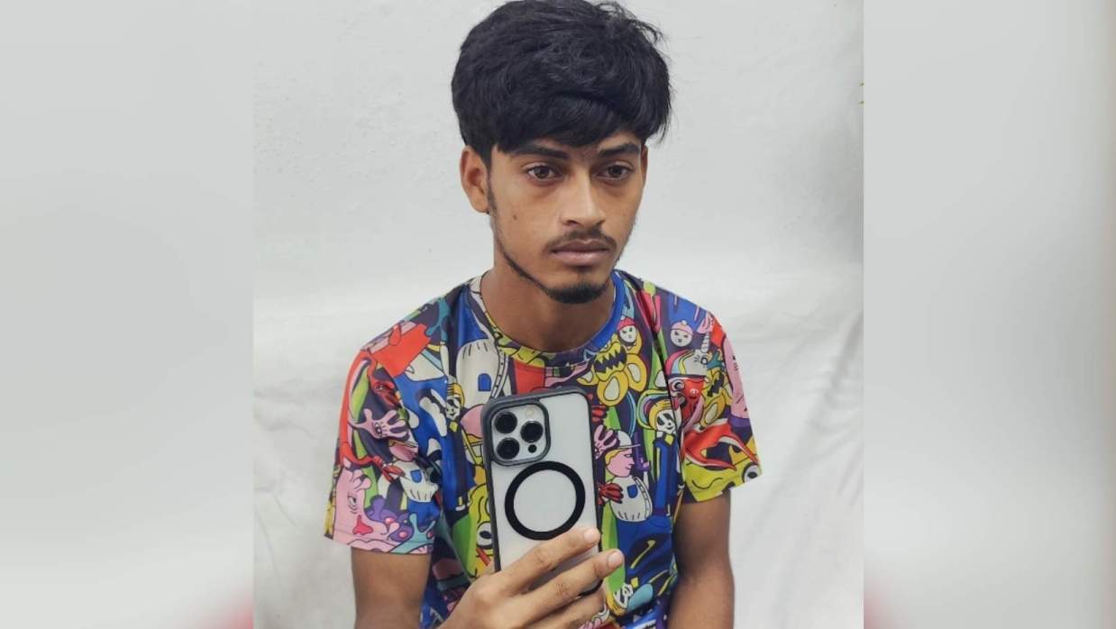 যে আইফোনের জন্য সন্তানকে ১ লাখ টাকায় বিক্রি করেন বাবা