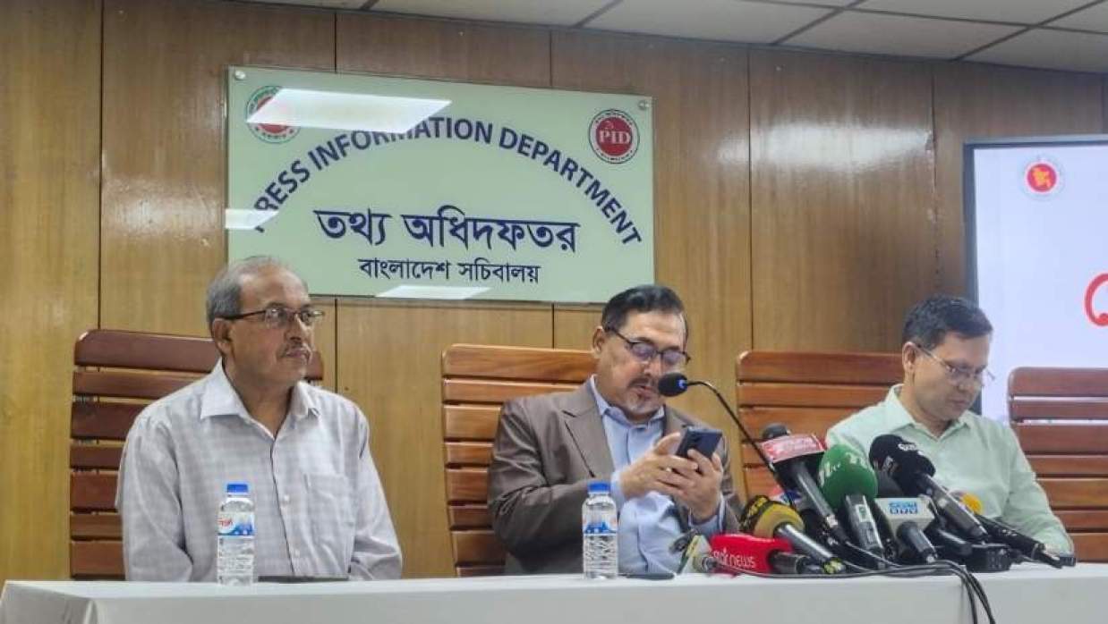 সংবাদ সম্মেলনে আসেন মন্ত্রিপরিষদ সচিব