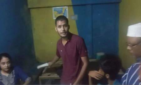 বন্ধুদের নিয়ে চায়ের দোকানে এইচএসসি পরীক্ষার খাতা দেখছিলেন শিক্ষক, অতপর...