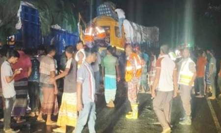 ঝিনাইদহে দুই ট্রাকের মুখোমুখি সংঘর্ষে চালক নিহত
