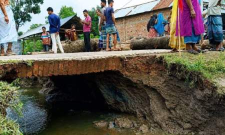পানির চাপে ভেঙে গেছে সড়ক, দুর্ভোগে দুই উপজেলার মানুষ
