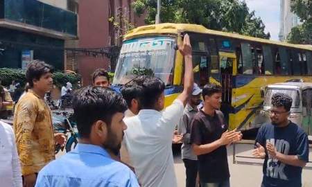 ঢাবি থেকে সেন্ট্রাল ইউনিভার্সিটিতে মাইগ্রেশন না করার দাবিতে তিতুমীর শিক্ষার্থীদের সড়ক অবরোধ