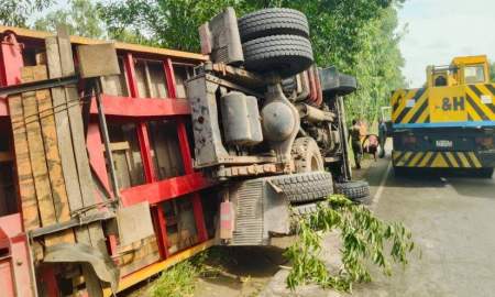 ঢাকা-চট্টগ্রাম মহাসড়কে নিয়ন্ত্রণ হারিয়ে উল্টে গেল লরি