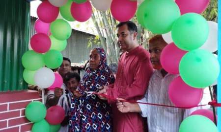 ৩৬ গৃহহীন পরিবার কাছে ‘স্বপ্ন বাড়ি’র চাবি তুলে দিলেন তথ্য প্রতিমন্ত্রী